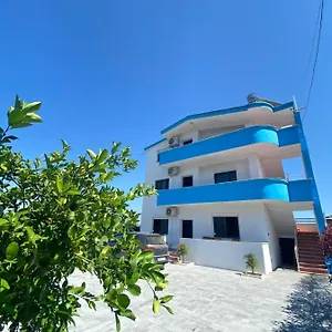 White & Blue Apartment's , Golem (Tirana) Albánie
